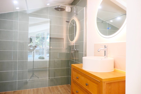 Foto van Piscine/ Proche mer et village / Carry Le Rouet - Vakantiehuis in Carry-le-Rouet - BathRoom