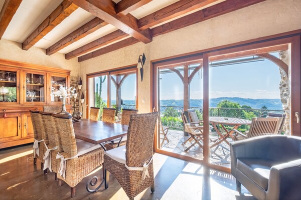 Foto van Stenen huis met zwembad en tuin - Vakantiehuis in Altillac - DiningRoom