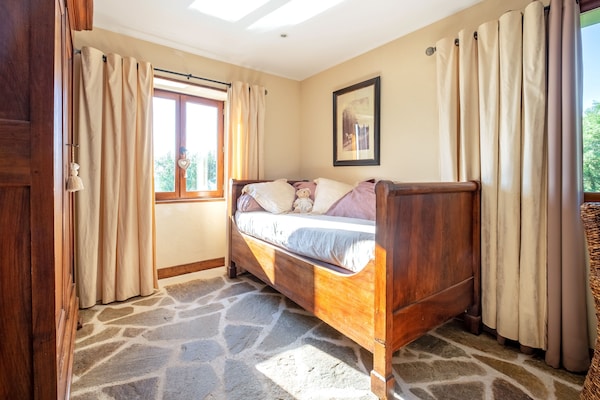 Foto van Stenen huis met zwembad en tuin - Vakantiehuis in Altillac - BedRoom
