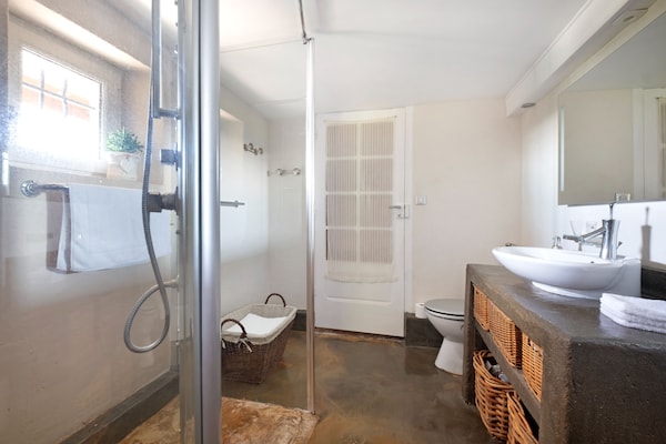 Foto van Stenen huis met zwembad en tuin - Vakantiehuis in Altillac - BathRoom