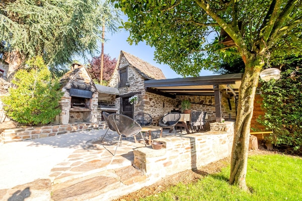 Foto van Stenen huis met zwembad en tuin - Vakantiehuis in Altillac - GardenSummer