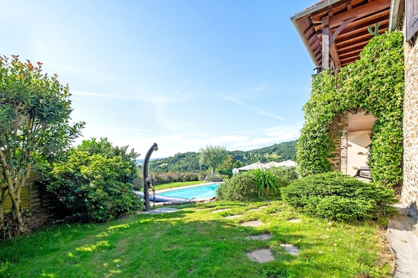 Foto van Stenen huis met zwembad en tuin - Vakantiehuis in Altillac - GardenSummer