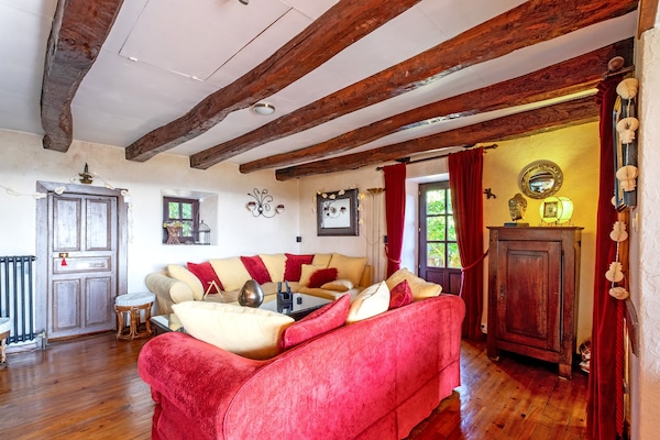 Foto van Stenen huis met zwembad en tuin - Vakantiehuis in Altillac - LivingRoom