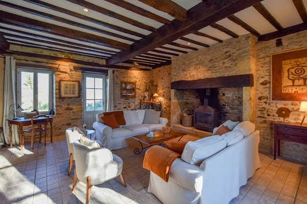 Foto van Culturele schat in de Dordogne met harige dieren - Vakantiehuis in St. Medard D'excideuil - LivingRoom