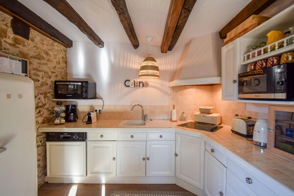 Foto van Culturele schat in de Dordogne met harige dieren - Vakantiehuis in St. Medard D'excideuil - Kitchen
