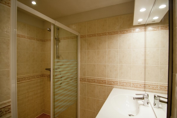 Foto van Paviljoenverblijf in de Dordogne - Vakantiehuis in St. Medard D'excideuil - BathRoom