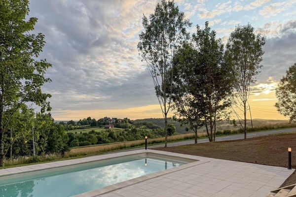 Foto van Villa voor 10 met zwembad uitzicht op het kasteel - Vakantiehuis in Saint-Médard-d’Excideuil - PoolOfHouse