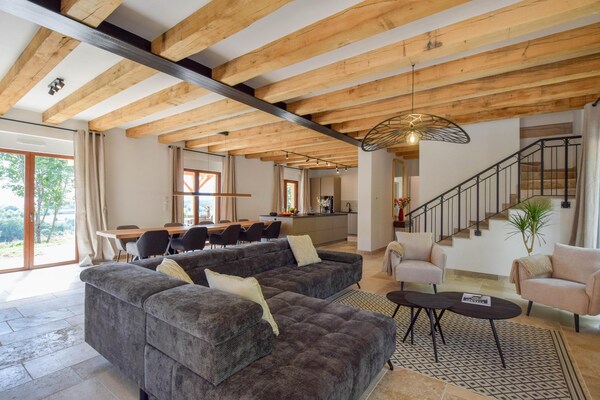 Foto van Villa voor 10 met zwembad uitzicht op het kasteel - Vakantiehuis in Saint-Médard-d’Excideuil - LivingRoom