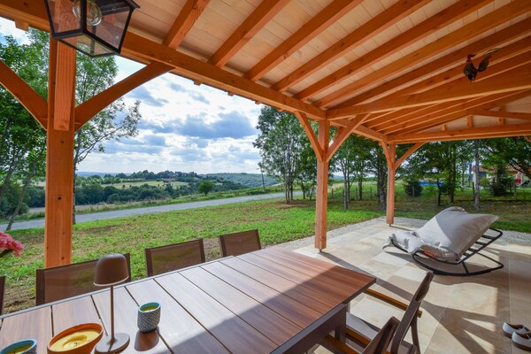 Foto van Villa voor 10 met zwembad uitzicht op het kasteel - Vakantiehuis in Saint-Médard-d’Excideuil - TerraceBalcony