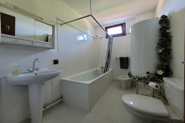 Foto van Authentiek landgoed in de Dordogne met zwembad. - Vakantiehuis in Saint-Saud-Lacoussière - BathRoom