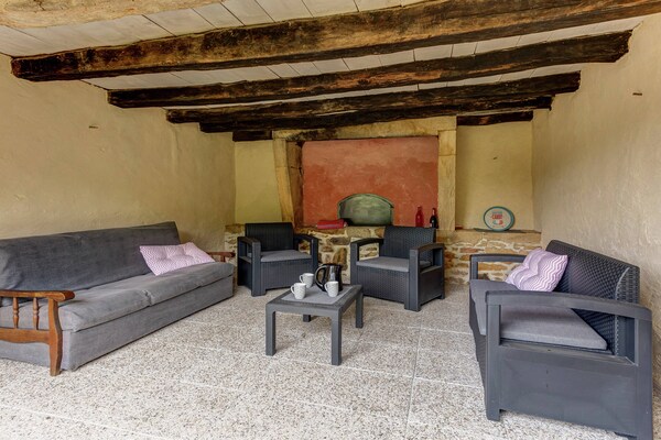 Foto van Comfortabel vakantiehuis met privézwembad - Vakantiehuis in Besse - TerraceBalcony
