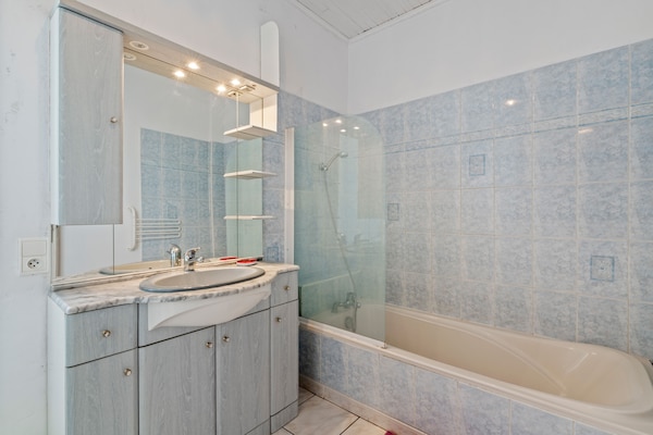 Foto van Rustiek toevluchtsoord voor gezinnen - Vakantiehuis in Loubejac - BathRoom