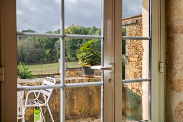 Foto van Rustiek toevluchtsoord voor gezinnen - Vakantiehuis in Loubejac - TerraceBalcony