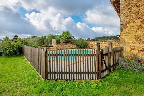 Foto van Rustiek toevluchtsoord voor gezinnen - Vakantiehuis in Loubejac - PoolOfHouse