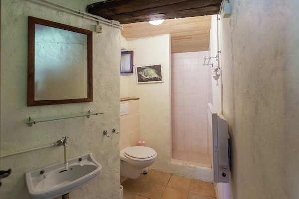 Foto van Charmant Landgoed Dordogne met Zwembad - Vakantiehuis in Les Eyzies-De-Tayac-Sireuil - BathRoom