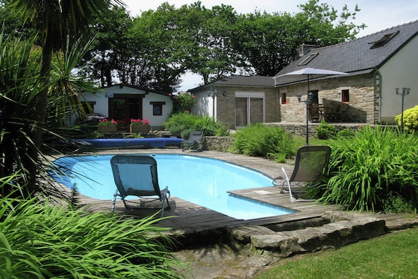 Foto van Familie vakantiehuis met zwembad - Vakantiehuis in Coray - ExteriorSummer
