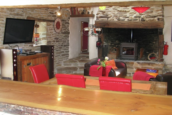 Foto van Familie vakantiehuis met zwembad - Vakantiehuis in Coray - LivingRoom