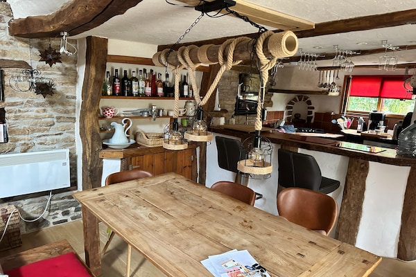 Foto van Familie vakantiehuis met zwembad - Vakantiehuis in Coray - DiningRoom