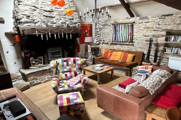 Foto van Familie vakantiehuis met zwembad - Vakantiehuis in Coray - LivingRoom