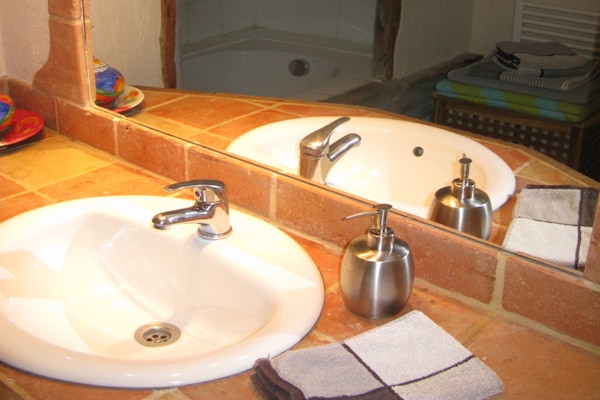 Foto van Familie vakantiehuis met zwembad - Vakantiehuis in Coray - BathRoom