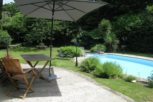 Foto van Familie vakantiehuis met zwembad - Vakantiehuis in Coray - TerraceBalcony