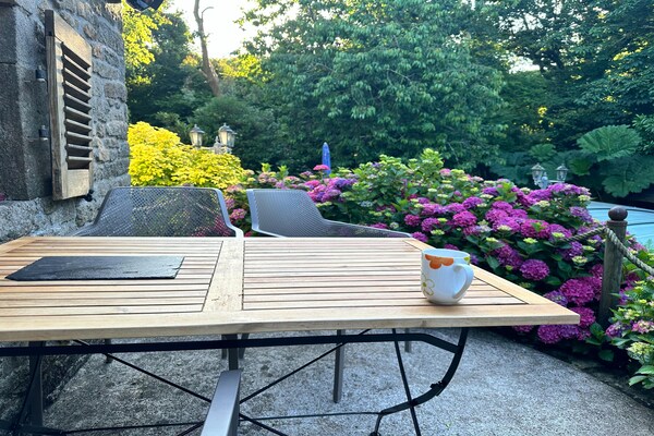 Foto van Familie vakantiehuis met zwembad - Vakantiehuis in Coray - TerraceBalcony