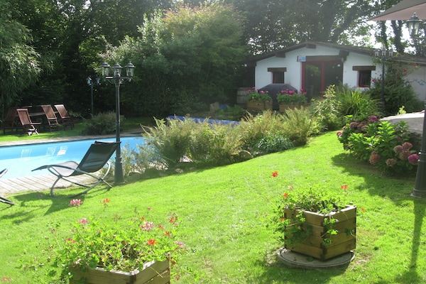 Foto van Familie vakantiehuis met zwembad - Vakantiehuis in Coray - GardenSummer