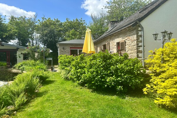 Foto van Familie vakantiehuis met zwembad - Vakantiehuis in Coray - GardenSummer