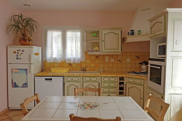 Foto van Villa met vredig uitzicht op de vallei - Vakantiehuis in St. Laurent de Carnols - Kitchen