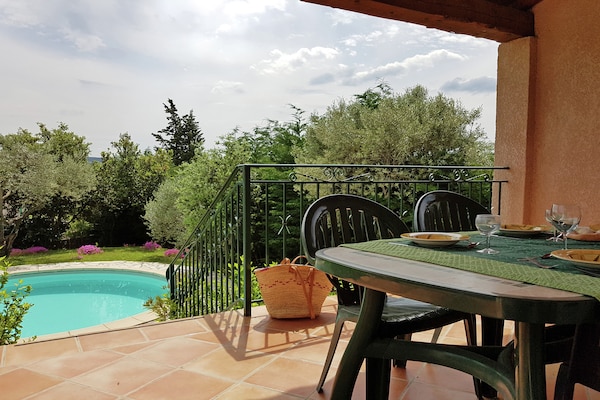 Foto van Villa met vredig uitzicht op de vallei - Vakantiehuis in St. Laurent de Carnols - TerraceBalcony