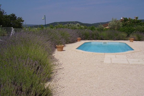 Foto van Rustige villa met uitzicht op het zwembad - Vakantiehuis in St. Laurent de Carnols - PoolOfHouse