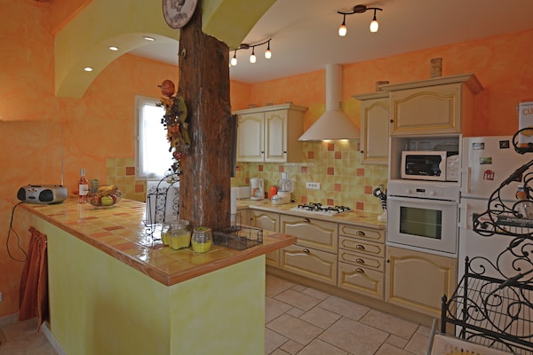 Foto van Rustige villa met uitzicht op het zwembad - Vakantiehuis in St. Laurent de Carnols - Kitchen