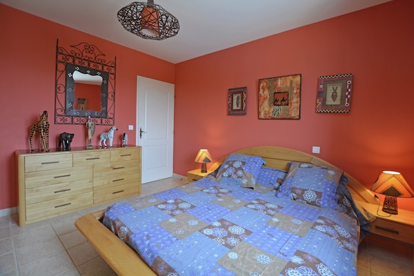 Foto van Rustige villa met uitzicht op het zwembad - Vakantiehuis in St. Laurent de Carnols - BedRoom