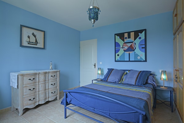 Foto van Rustige villa met uitzicht op het zwembad - Vakantiehuis in St. Laurent de Carnols - BedRoom
