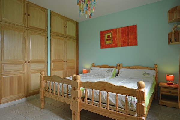 Foto van Rustige villa met uitzicht op het zwembad - Vakantiehuis in St. Laurent de Carnols - BedRoom