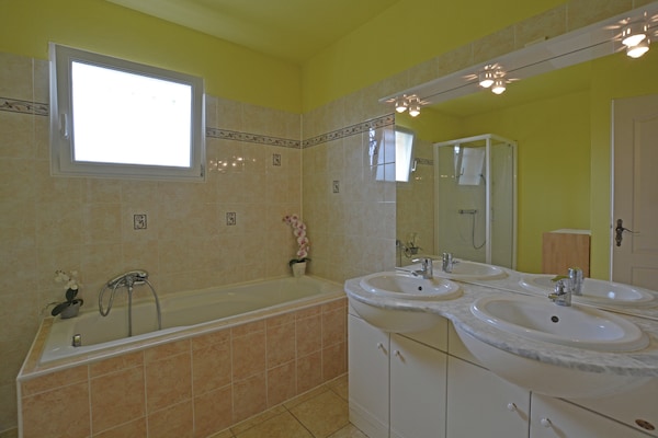 Foto van Rustige villa met uitzicht op het zwembad - Vakantiehuis in St. Laurent de Carnols - BathRoom