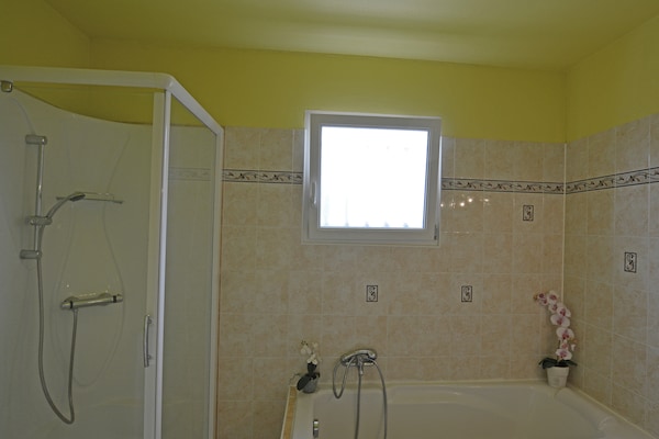 Foto van Rustige villa met uitzicht op het zwembad - Vakantiehuis in St. Laurent de Carnols - BathRoom
