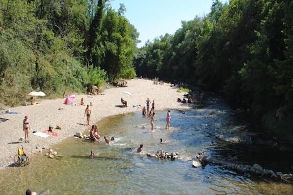 Foto van Rustige villa met uitzicht op het zwembad - Vakantiehuis in St. Laurent de Carnols - AreaSummer5KM