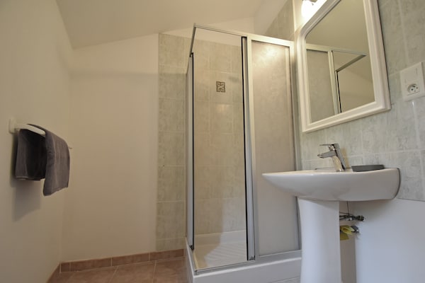 Foto van Twee gîtes met privé zwembad - Vakantiehuis in Saint Privas de Champclos - BathRoom