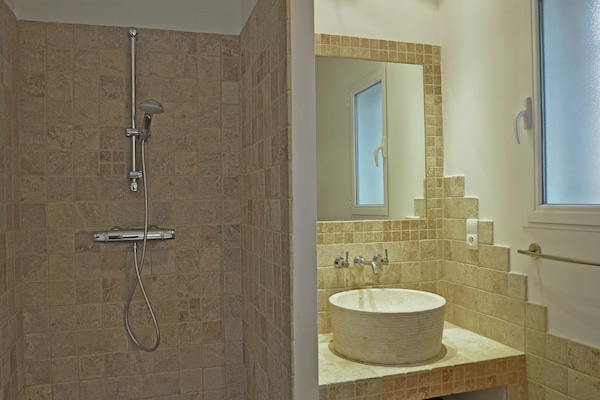 Foto van Vakantiehuis met uitzicht en privé zwembad - Vakantiehuis in Saint-Ambroix - BathRoom