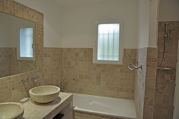 Foto van Vakantiehuis met uitzicht en privé zwembad - Vakantiehuis in Saint-Ambroix - BathRoom