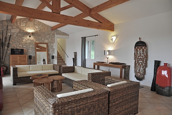 Foto van Vakantiehuis met uitzicht en privé zwembad - Vakantiehuis in Saint-Ambroix - LivingRoom