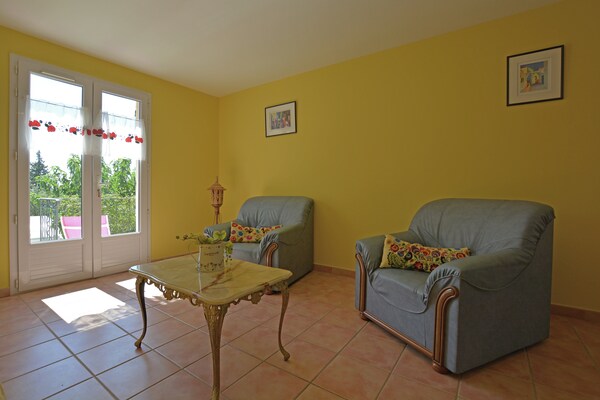 Foto van Saint-Maximin: zwembad en rust - Vakantiehuis in Saint-Maximin - LivingRoom
