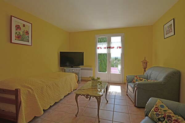 Foto van Saint-Maximin: zwembad en rust - Vakantiehuis in Saint-Maximin - LivingRoom