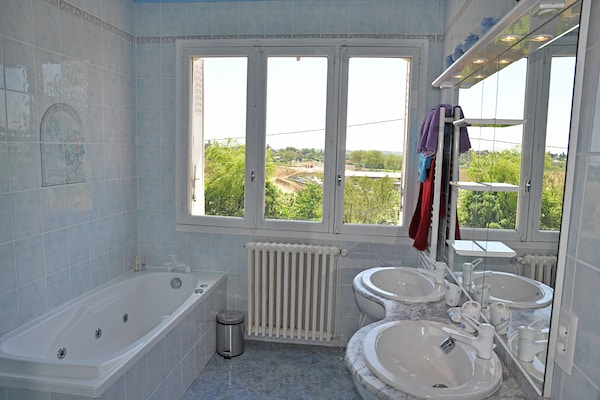 Foto van Villa met verwarmd zwembad en indrukwekkend uitzicht in afwisselende omgeving - BathRoom