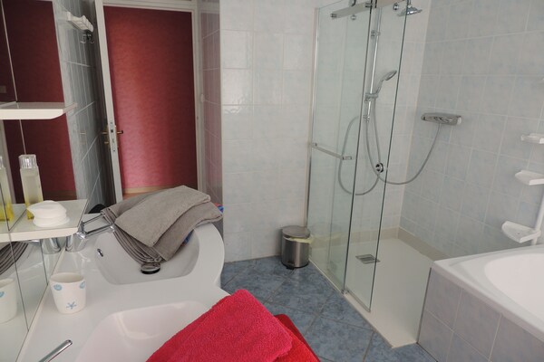 Foto van Villa met verwarmd zwembad en indrukwekkend uitzicht in afwisselende omgeving - BathRoom