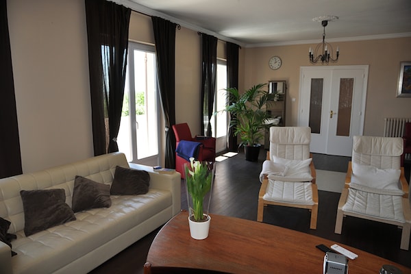 Foto van Villa met verwarmd zwembad en indrukwekkend uitzicht in afwisselende omgeving - LivingRoom