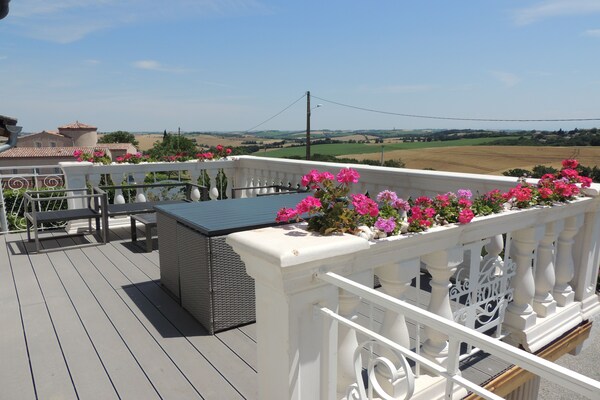 Foto van Villa met verwarmd zwembad en indrukwekkend uitzicht in afwisselende omgeving - TerraceBalcony