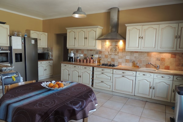 Foto van Villa met verwarmd zwembad en indrukwekkend uitzicht in afwisselende omgeving - Kitchen