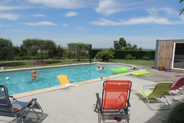Foto van Villa met verwarmd zwembad en indrukwekkend uitzicht in afwisselende omgeving - PoolOfHouse